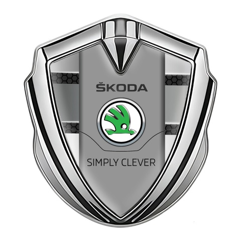 Skoda Emblem Auto Zeichen Silbertonfarbe mit Metallelemente Effekt und Grau Logo Panel