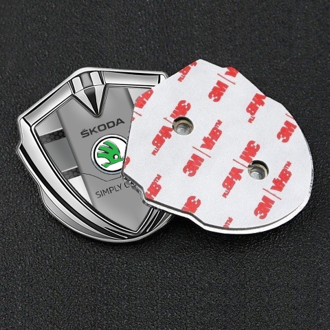 Skoda Emblem Auto Zeichen Silbertonfarbe mit Metallelemente Effekt und Grau Logo Panel