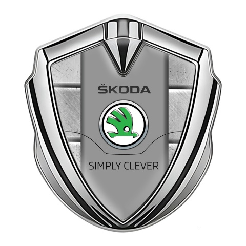 Skoda Emblem Aufkleber Autozubehor Silbertonfarbe mit Steinstruktur Effekt und Grau Logo Panel