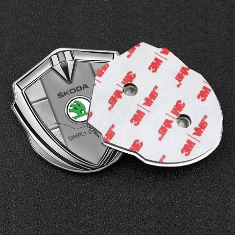 Skoda Emblem Aufkleber Autozubehor Silbertonfarbe mit Steinstruktur Effekt und Grau Logo Panel