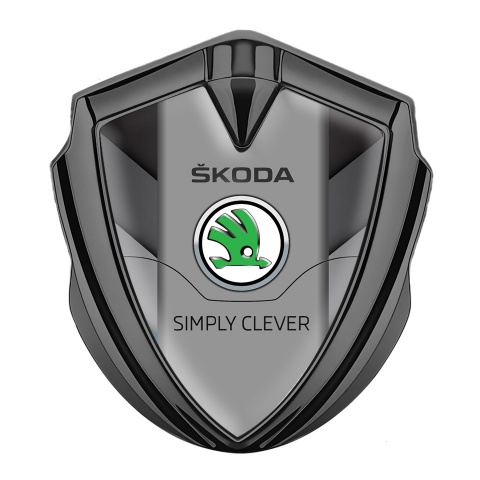 Skoda Abzeichen selbstklebend Graphit Tonfarbe mit Pfeilmotiv und Klassisch Logo