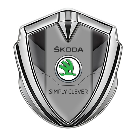 Skoda Abzeichen selbstklebend Silbertonfarbe mit Pfeilmotiv und Klassisch Logo