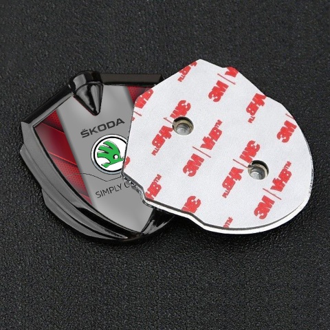 Skoda Emblem Abzeichen selbstklebend Graphit Tonfarbe mit Rote V Form elements und Grau Logo Panel