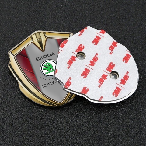 Skoda Emblem Abzeichen selbstklebend Goldtonfarbe mit Rote V Form elements und Grau Logo Panel