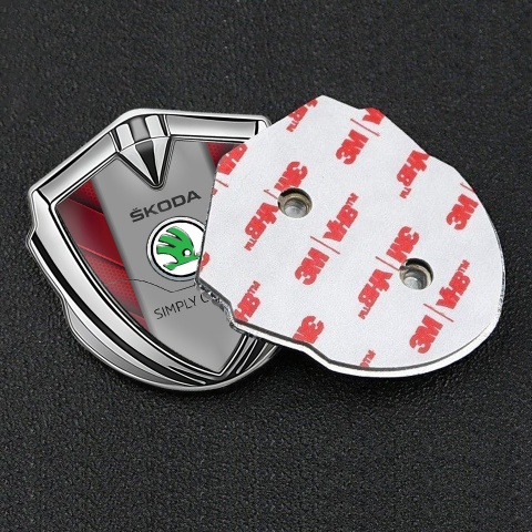 Skoda Emblem Abzeichen selbstklebend Silbertonfarbe mit Rote V Form elements und Grau Logo Panel