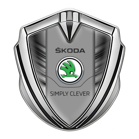Skoda Emblem Auto Zeichen Silbertonfarbe mit Kratzeffekt auf der Basis