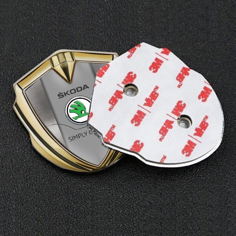 Skoda Seitenflugel Emblem Aufkleber Goldtonfarbe mit Polierter Stahl Hintergrund