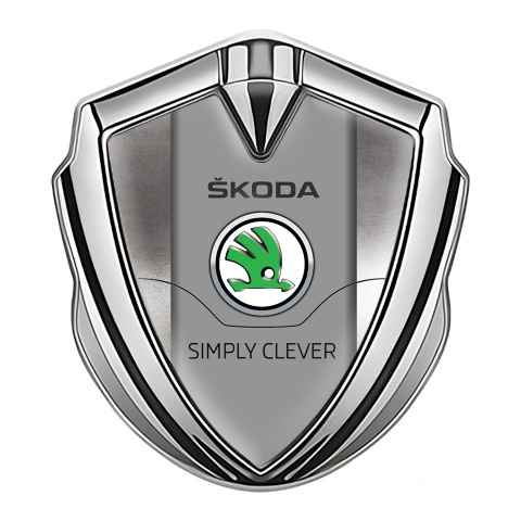 Skoda Seitenflugel Emblem Aufkleber Silbertonfarbe mit Polierter Stahl Hintergrund