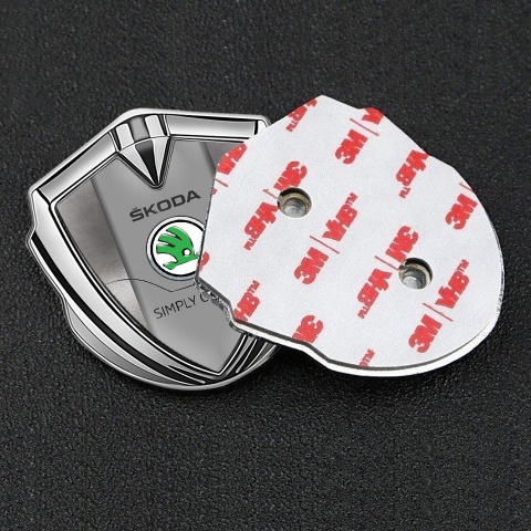 Skoda Seitenflugel Emblem Aufkleber Silbertonfarbe mit Polierter Stahl Hintergrund