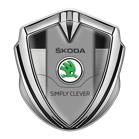 Skoda Emblem Abzeichen Silbertonfarbe mit Mattes Panel Basis und Grun logo