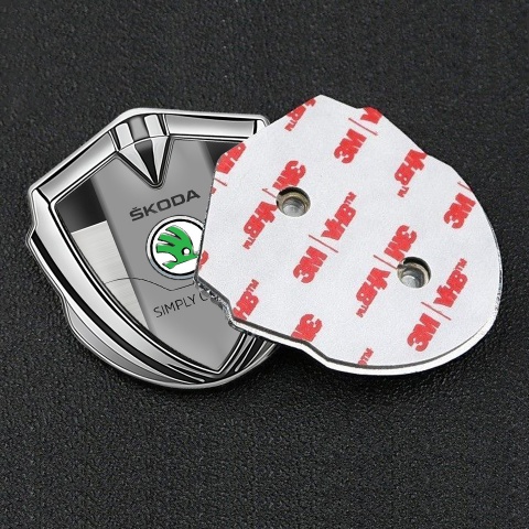Skoda Emblem Abzeichen Silbertonfarbe mit Mattes Panel Basis und Grun logo