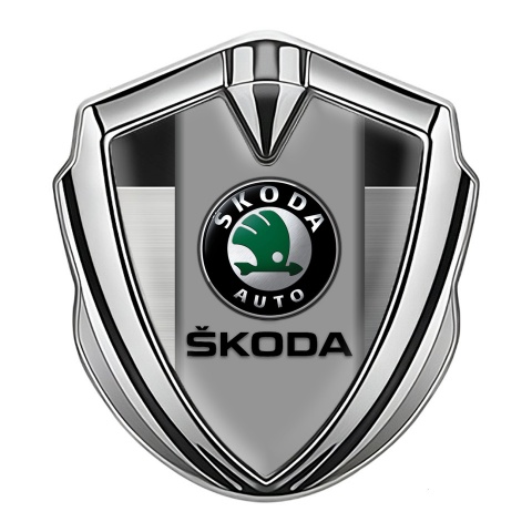 Skoda Abzeichen selbstklebend Silbertonfarbe mit Mattes Panel und Klassisch Logo Design