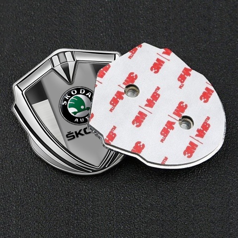 Skoda Abzeichen selbstklebend Silbertonfarbe mit Mattes Panel und Klassisch Logo Design