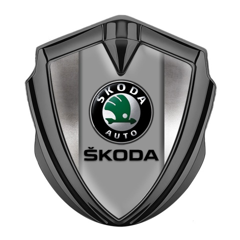 Skoda Selbstklebendes Metallaufkleber Emblem Graphit Tonfarbe mit Poliertes Metall design Hintergrund