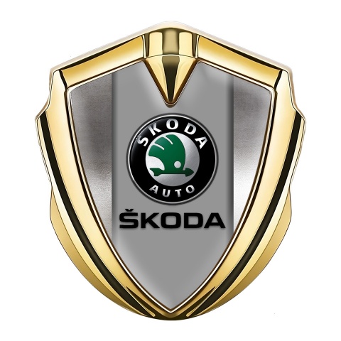 Skoda Selbstklebendes Metallaufkleber Emblem Goldtonfarbe mit Poliertes Metall design Hintergrund