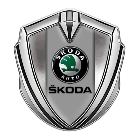 Skoda Selbstklebendes Metallaufkleber Emblem Silbertonfarbe mit Poliertes Metall design Hintergrund
