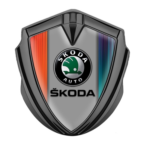 Skoda Emblem Logo Schriftzug Aufkleber Graphit Tonfarbe mit Mehrfarbige Halften des Hintergrunds