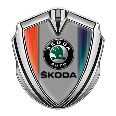 Skoda Emblem Logo Schriftzug Aufkleber Silbertonfarbe mit Mehrfarbige Halften des Hintergrunds