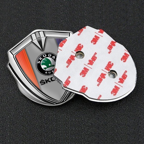 Skoda Emblem Logo Schriftzug Aufkleber Silbertonfarbe mit Mehrfarbige Halften des Hintergrunds