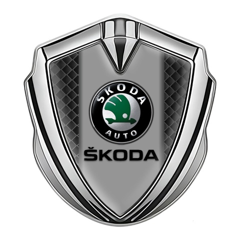 Skoda Seitenflugel Emblem Aufkleber Silbertonfarbe mit Schwarzes Gitter Basis Effekt