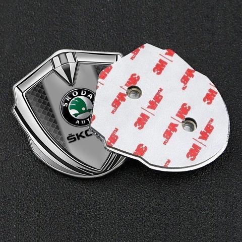 Skoda Seitenflugel Emblem Aufkleber Silbertonfarbe mit Schwarzes Gitter Basis Effekt