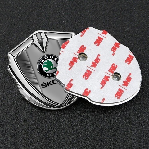 Skoda Emblem Abzeichen Silbertonfarbe mit Graue Kratzer Effekt