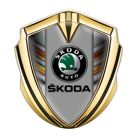 Skoda Abzeichen selbstklebend Goldtonfarbe mit Bunte Kratzer Design Basis