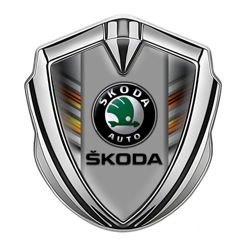 Skoda Abzeichen selbstklebend Silbertonfarbe mit Bunte Kratzer Design Basis