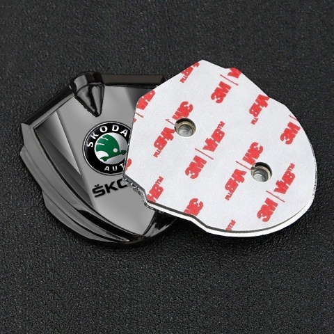 Skoda Emblem Abzeichen selbstklebend Graphit Tonfarbe mit Grau Fragmente und Grau Logo Panel