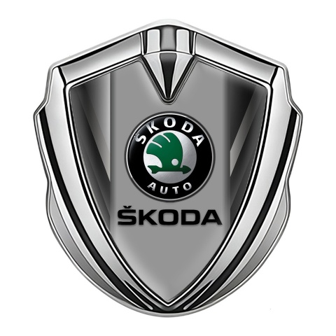Skoda Emblem Abzeichen selbstklebend Silbertonfarbe mit Grau Fragmente und Grau Logo Panel