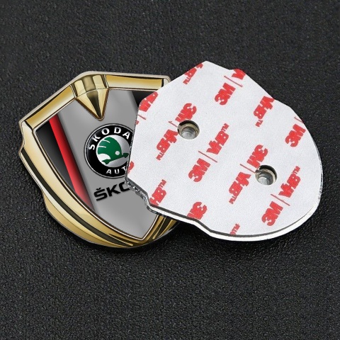 Skoda Emblem Auto Zeichen Goldtonfarbe mit Rote Linie auf schwarzem Sockel Design
