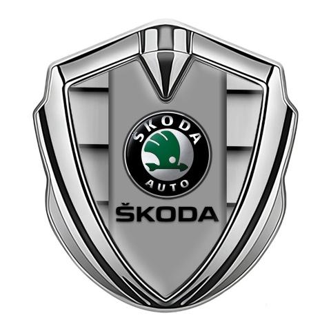 Skoda Emblem Abzeichen Silbertonfarbe mit Gittereffekt und Grau Logo Panel
