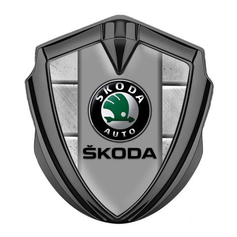 Skoda Abzeichen selbstklebend Graphit Tonfarbe mit Steinblocke design Basis