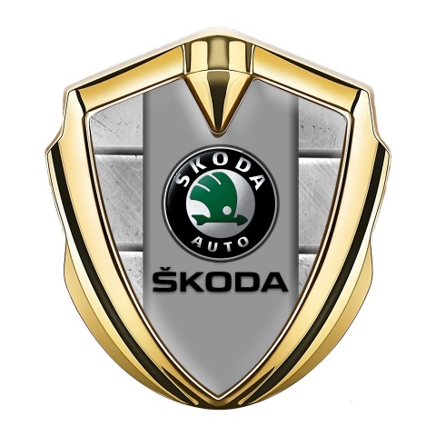 Skoda Abzeichen selbstklebend Goldtonfarbe mit Steinblocke design Basis