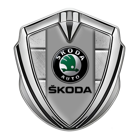 Skoda Abzeichen selbstklebend Silbertonfarbe mit Steinblocke design Basis
