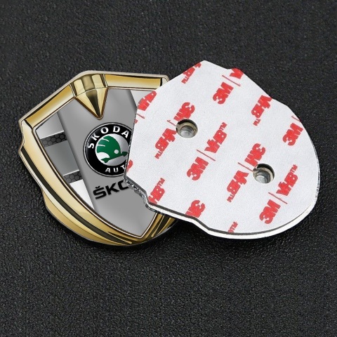 Skoda Emblem Abzeichen selbstklebend Goldtonfarbe mit Grau Elemente Basis und Grau Logo Panel