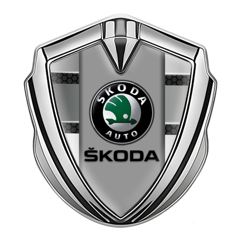Skoda Emblem Abzeichen selbstklebend Silbertonfarbe mit Grau Elemente Basis und Grau Logo Panel
