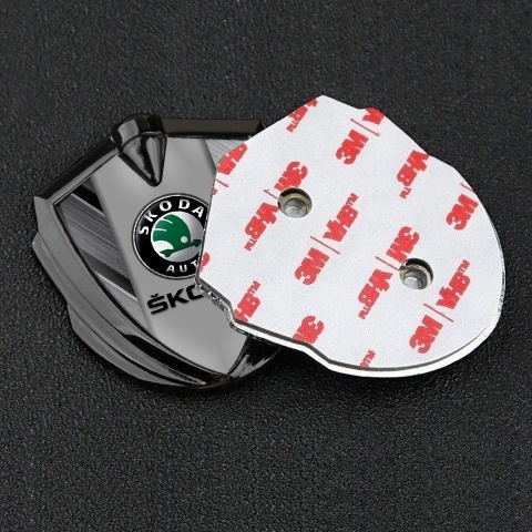 Skoda Emblem Auto Zeichen Graphit Tonfarbe mit Matte Details und Grau Logo Panel