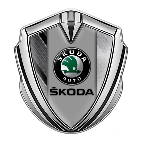 Skoda Emblem Auto Zeichen Silbertonfarbe mit Matte Details und Grau Logo Panel