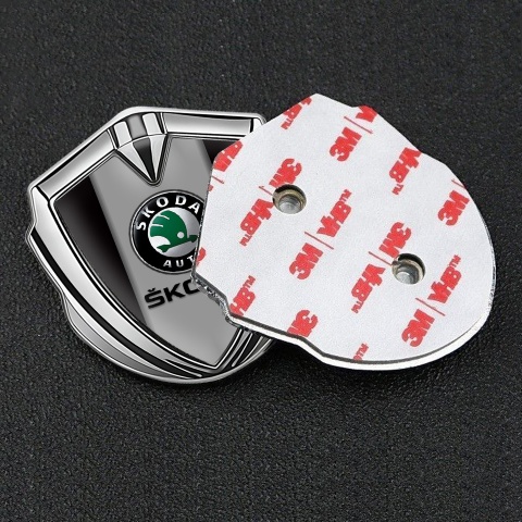 Skoda Selbstklebendes Metallaufkleber Emblem Silbertonfarbe Schwarz Basis und Grau Logo Panel