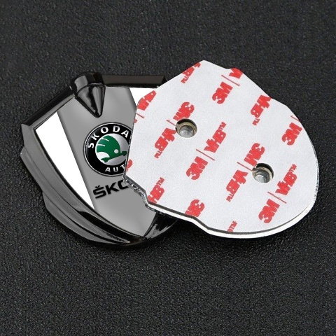 Skoda Seitenflugel Emblem Aufkleber Graphit Tonfarbe mit Weiss Hintergrund und Grau Logo Panel