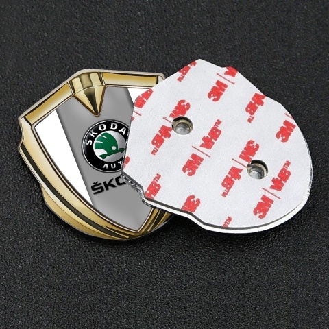 Skoda Seitenflugel Emblem Aufkleber Goldtonfarbe mit Weiss Hintergrund und Grau Logo Panel
