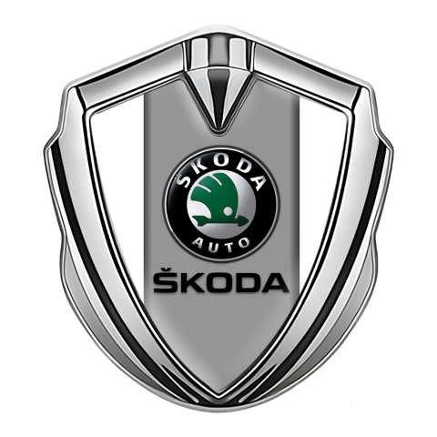 Skoda Seitenflugel Emblem Aufkleber Silbertonfarbe mit Weiss Hintergrund und Grau Logo Panel