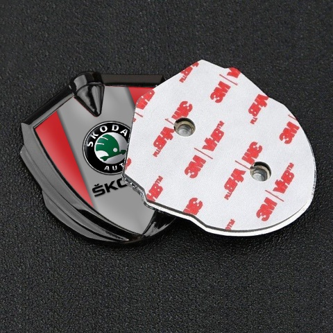 Skoda Emblem Abzeichen Graphit Tonfarbe mit Rote Basis und Grau Logo Panel