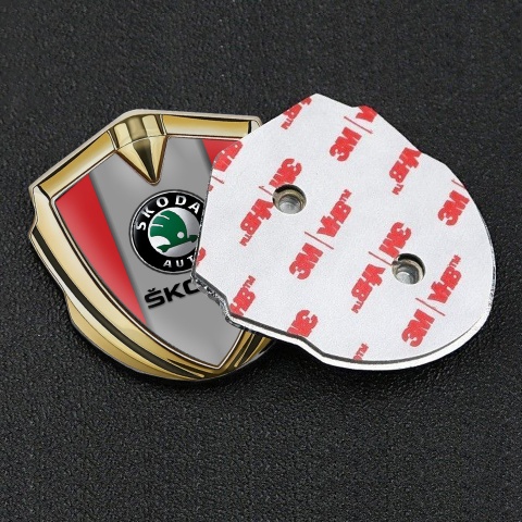 Skoda Emblem Abzeichen Goldtonfarbe mit Rote Basis und Grau Logo Panel