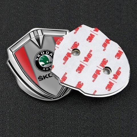 Skoda Emblem Abzeichen Silbertonfarbe mit Rote Basis und Grau Logo Panel