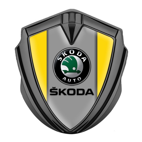 Skoda Abzeichen selbstklebend Graphit Tonfarbe mit Gelb Basis und Grau Logo Panel