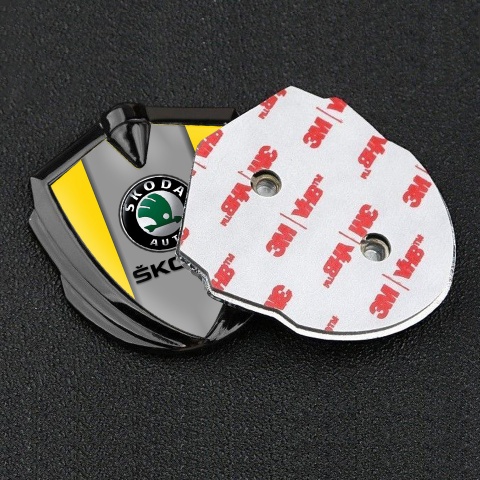 Skoda Abzeichen selbstklebend Graphit Tonfarbe mit Gelb Basis und Grau Logo Panel