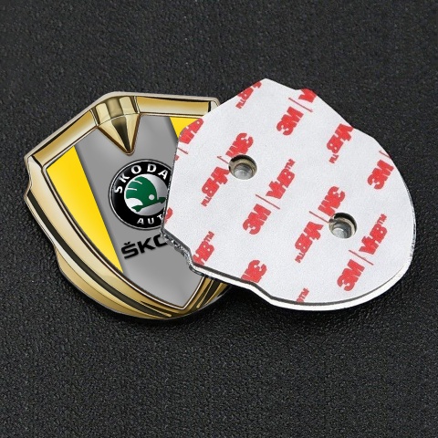 Skoda Abzeichen selbstklebend Goldtonfarbe mit Gelb Basis und Grau Logo Panel