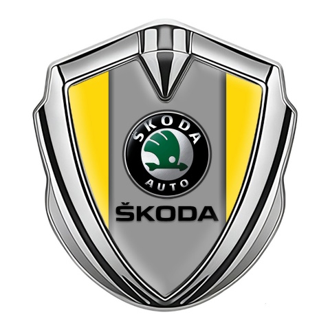 Skoda Abzeichen selbstklebend Silbertonfarbe mit Gelb Basis und Grau Logo Panel